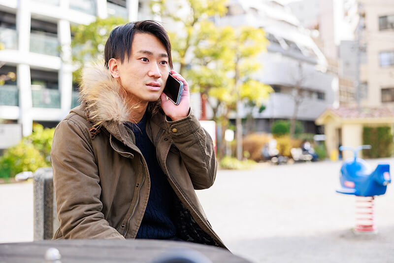 電話する男