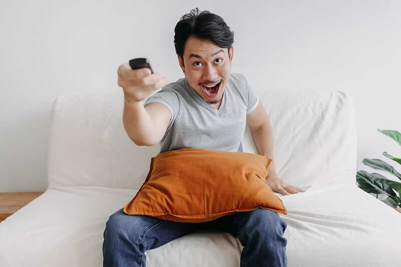 喜ぶ男