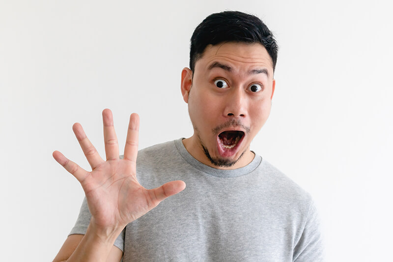 手を広げる男