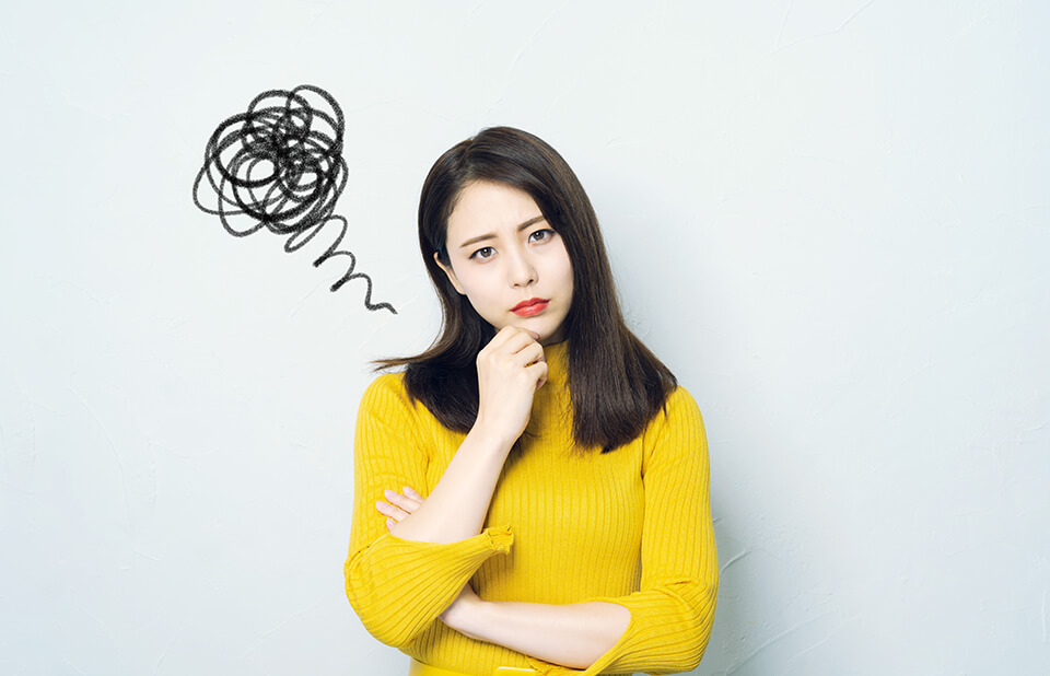 悩む_女