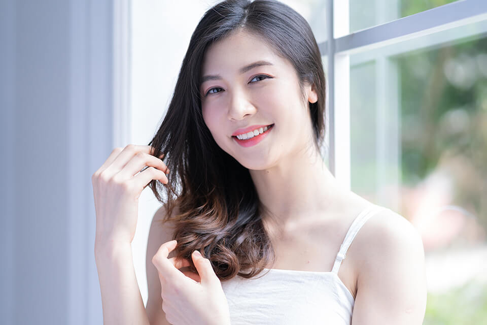 微笑む女_窓際