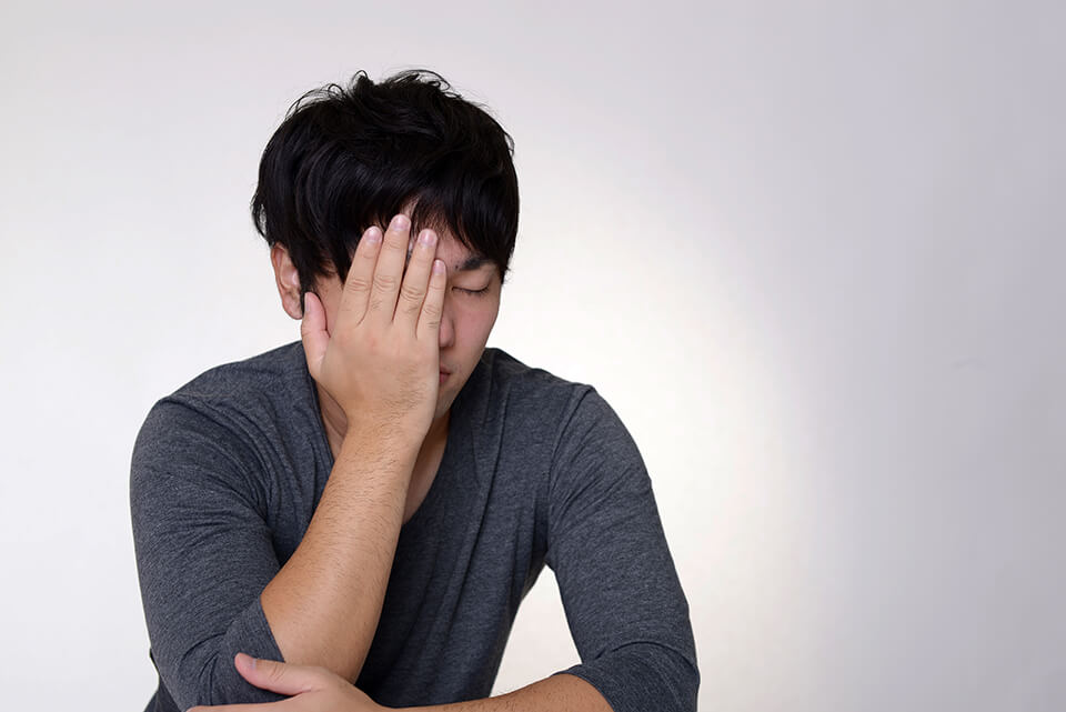 頭を抱える男