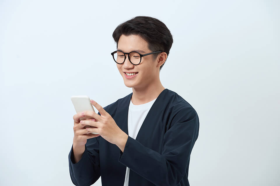 スマホ_男_笑顔