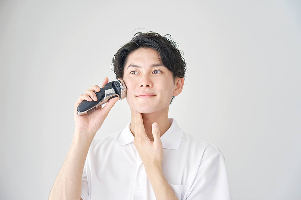 ヒゲを剃る男