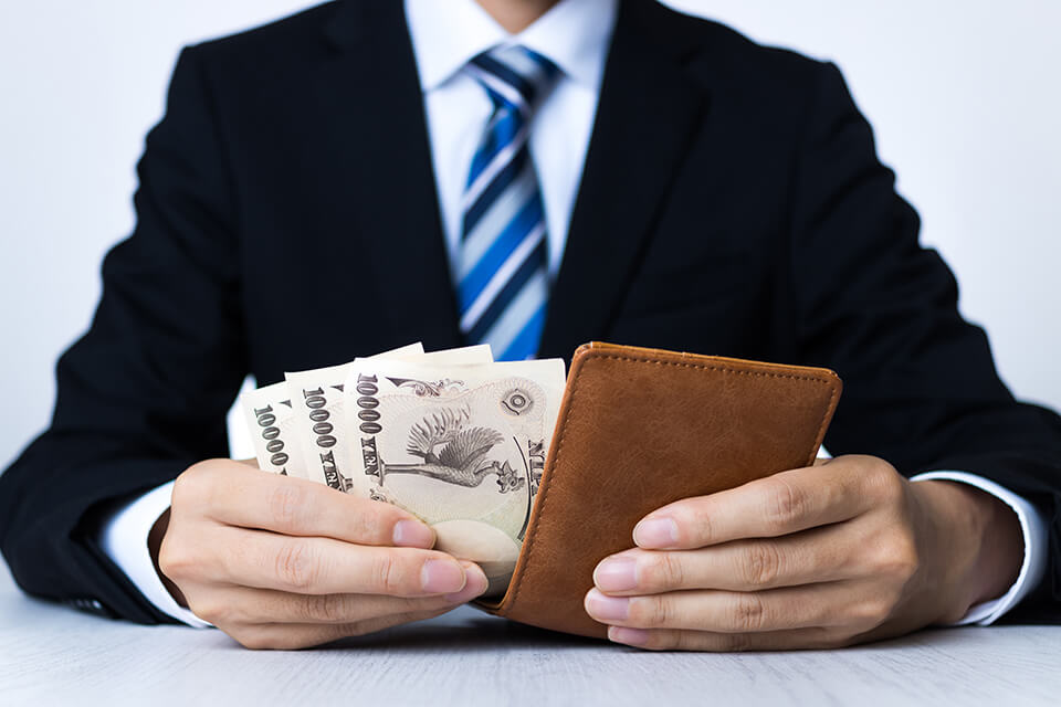 スーツ男_財布_お金