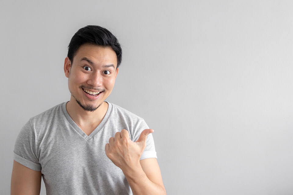 喜ぶ男