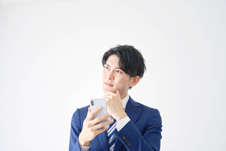 スマホ_男_考える