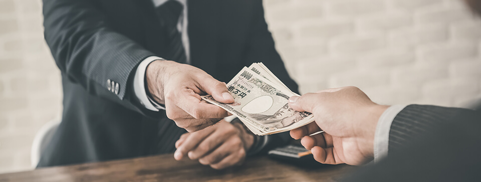 お金の受け渡し_男