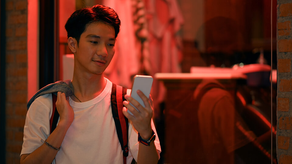スマホ_男_出かける