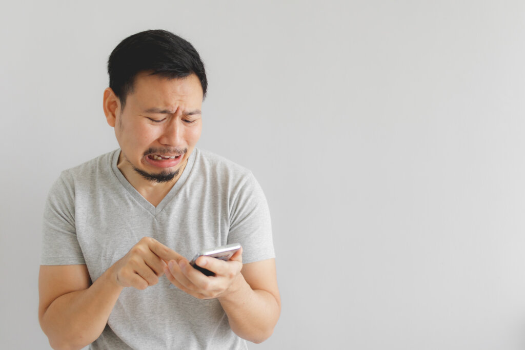 男_スマホ_悲しい