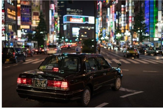 タクシーと夜の街