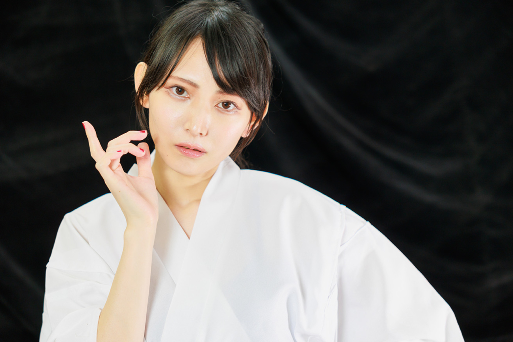 女