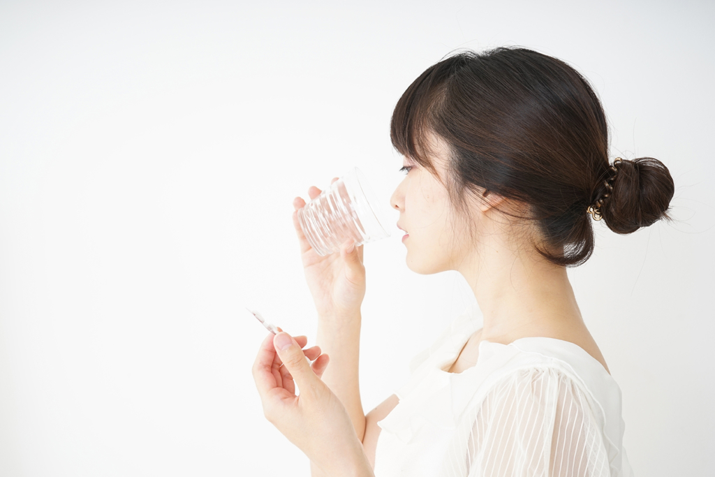 女_薬飲む