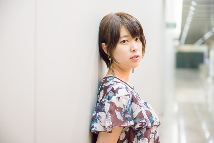 女