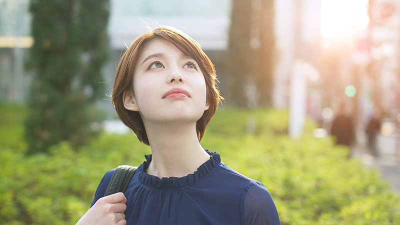 女_見上げる