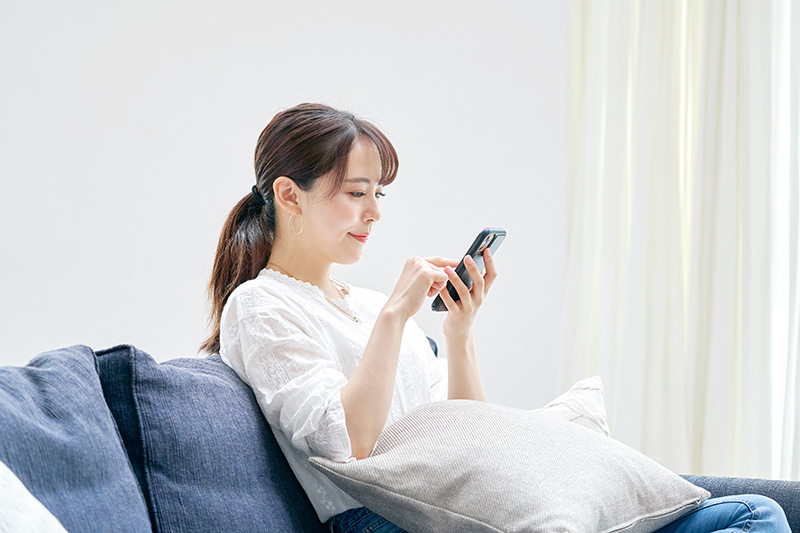 女_スマホ_椅子