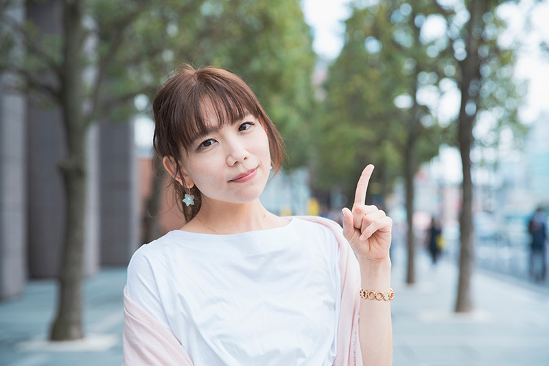 女