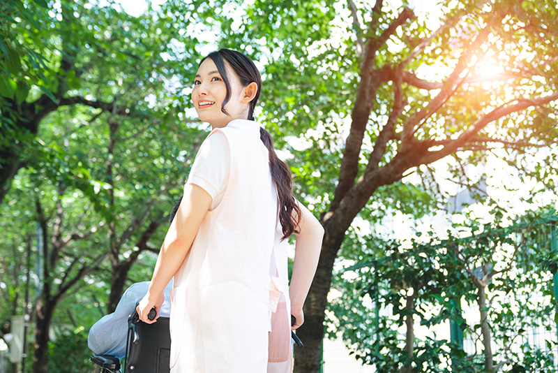 女