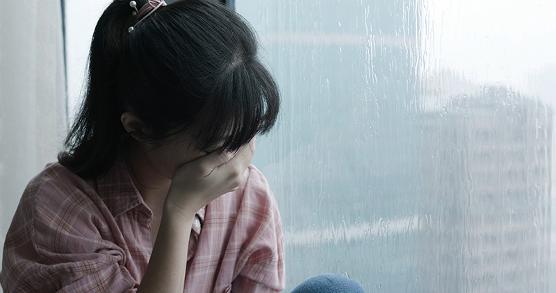 女_顔を隠す