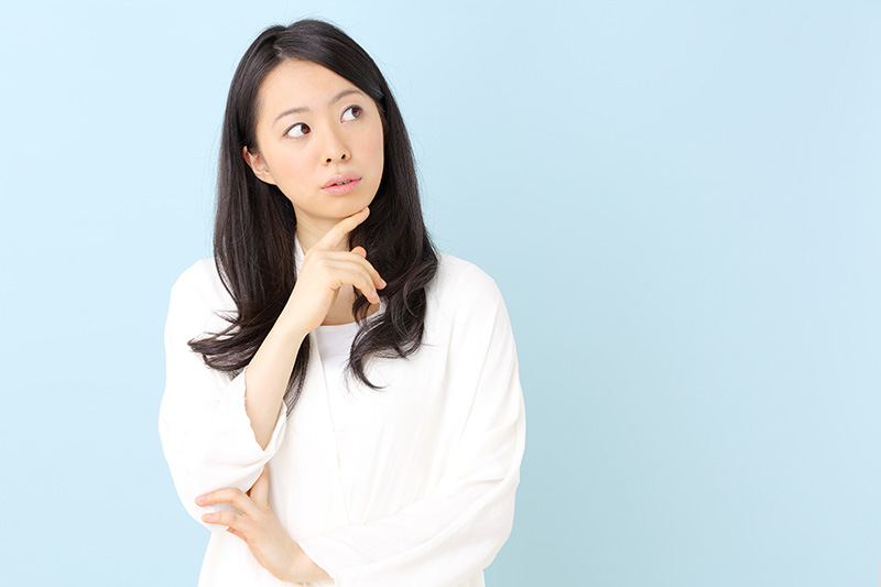 悩む女