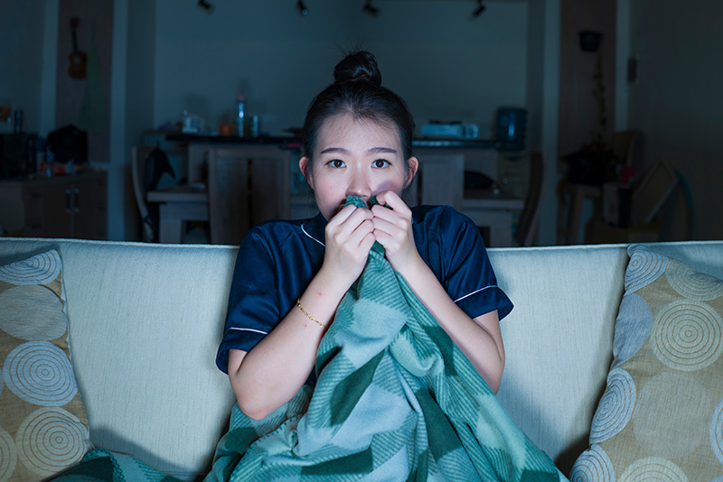 怖がる女