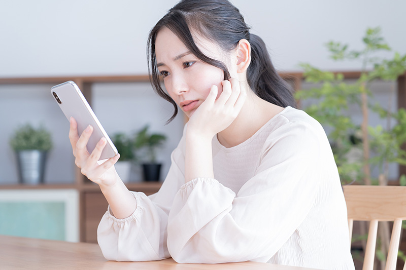 困る女_スマホ