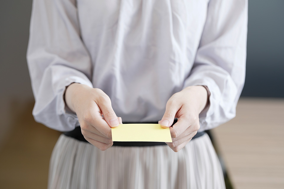 名刺を渡す女