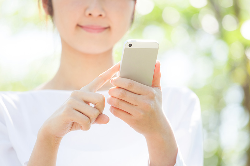 スマホを見る女