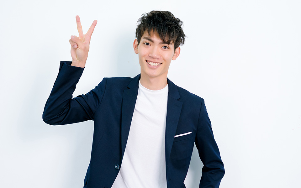 ピースする男