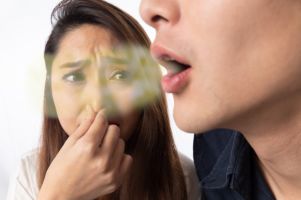 口臭_男_女_鼻をつまむ