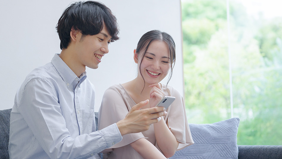 ソファー_スマホ_カップル
