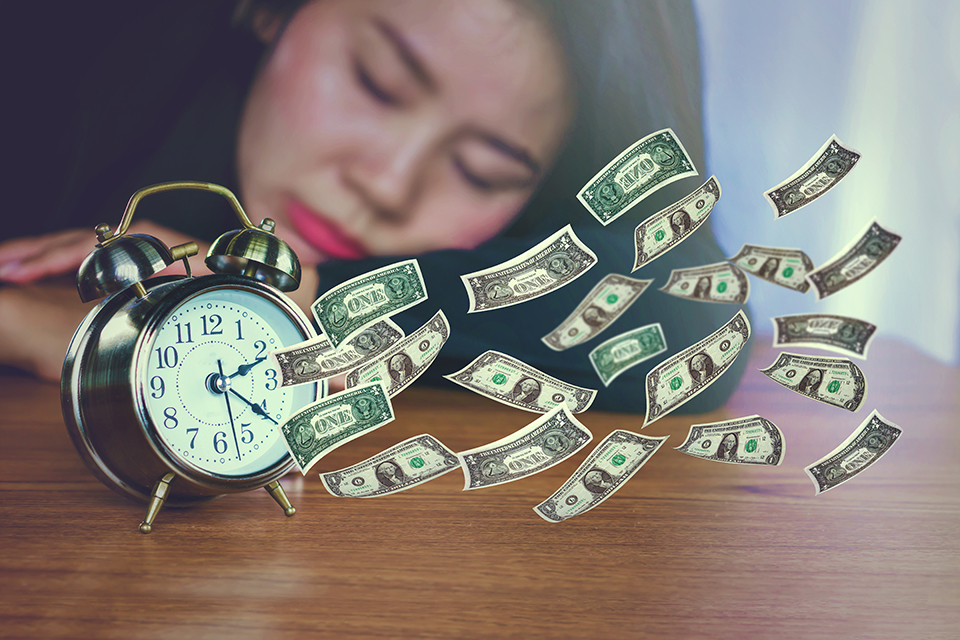 時計_お金_女