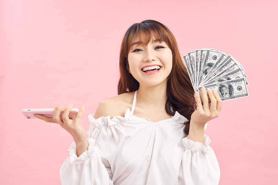 お金_スマホ_女