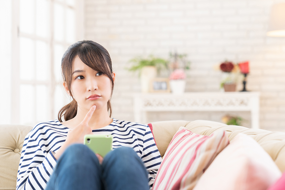 スマホ_女_ソファー