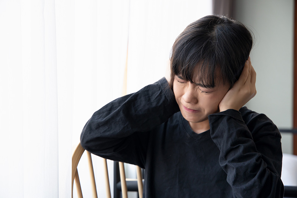 頭を抱える女