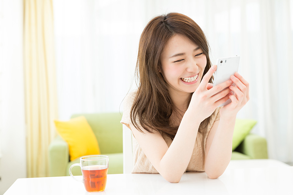 喜ぶ_スマホ_女