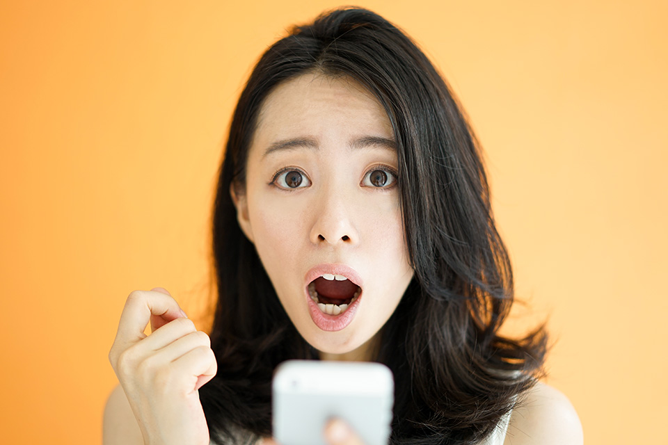 困惑_女_スマホ