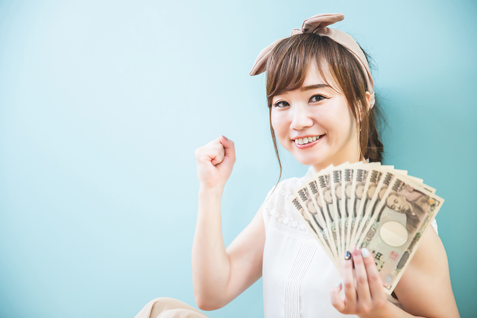お金_女_ガッツポーズ