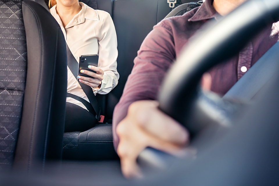 車運転_男_スマホを触る女