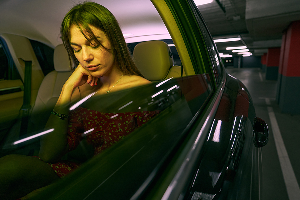 車の後ろに乗る_女_寝ている