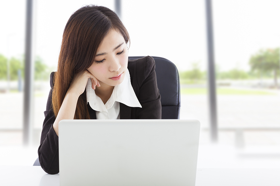 悩む女_PC