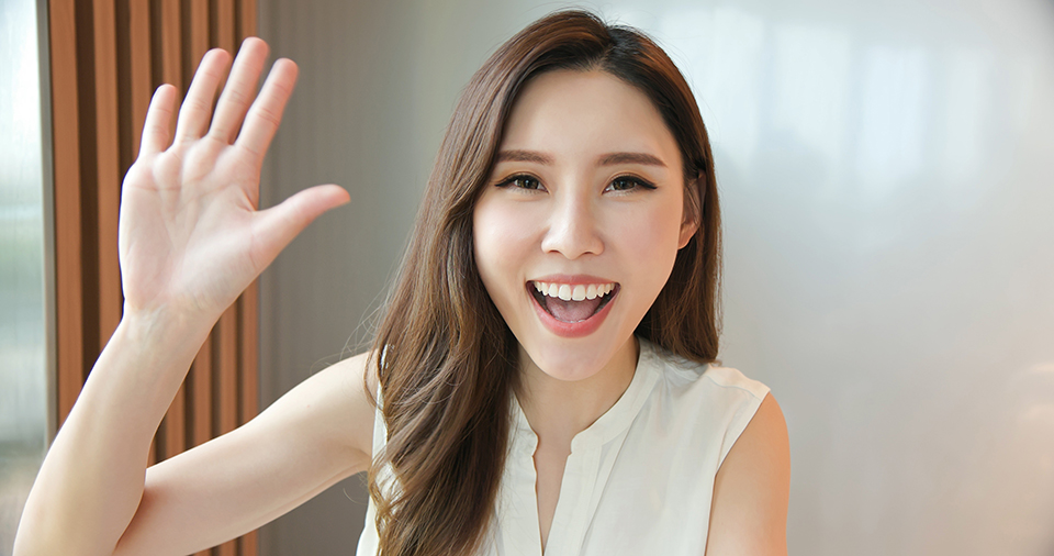 手を振る女