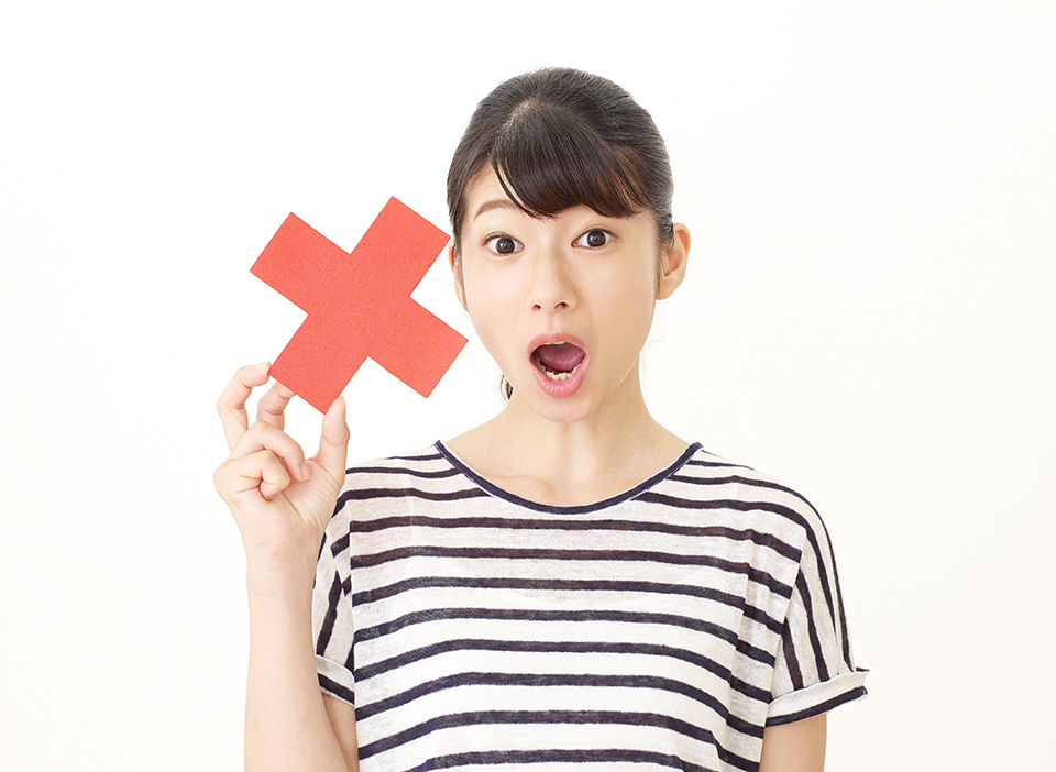 驚く_女_バツ