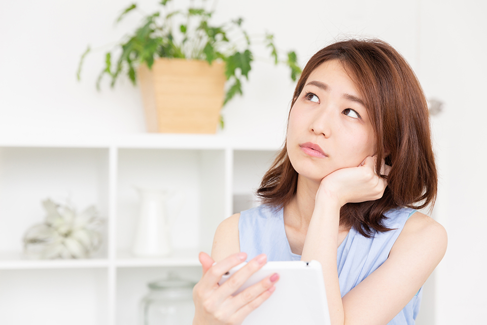 悩む_女