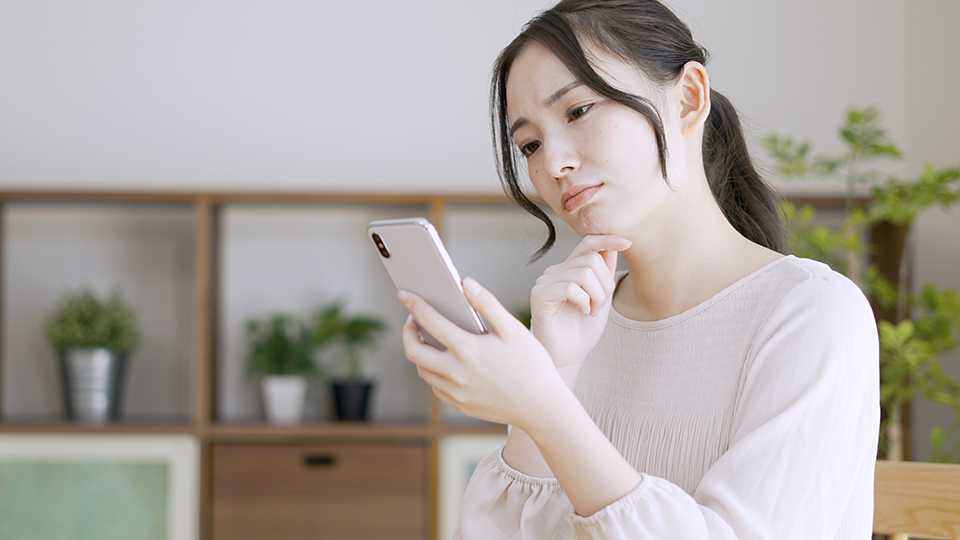 スマホ_女_悩む