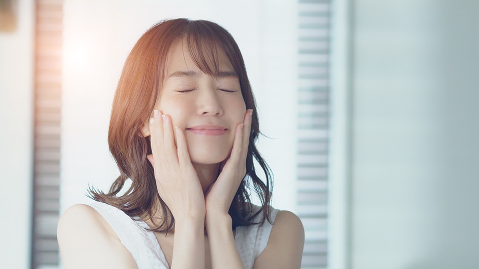 女_目を瞑る