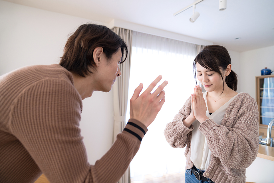 謝る女_怒る男