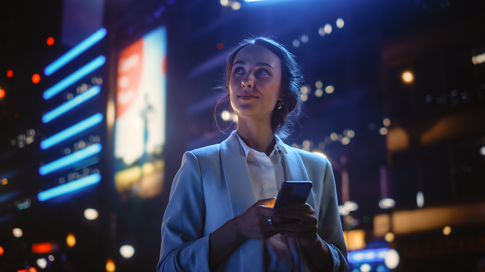 夜の街_女_スマホ