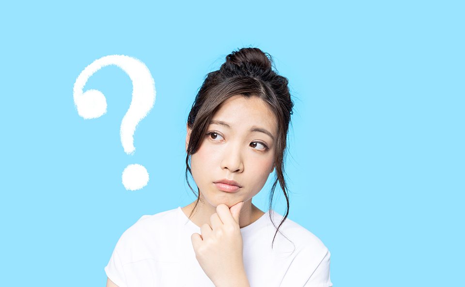 悩む女