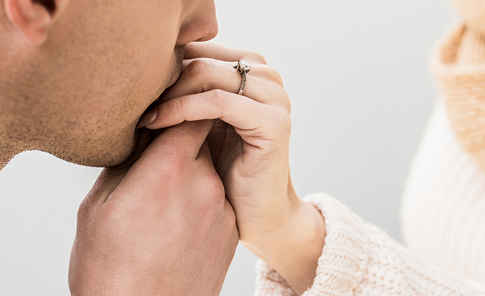 女の手にキスをする男